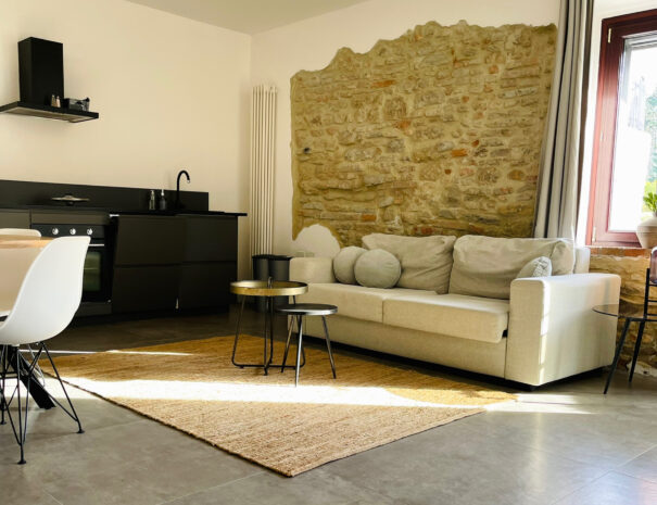 vakantie appartement met zwembad italie ruime woonkamer