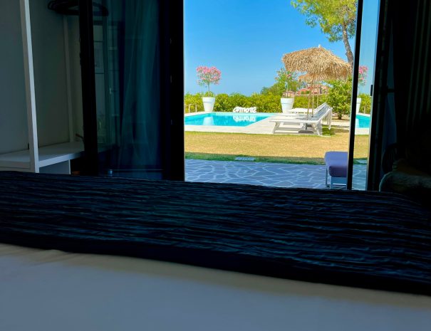 vakantie appartement met zwembad italie uitzicht vanuit slaapkamer