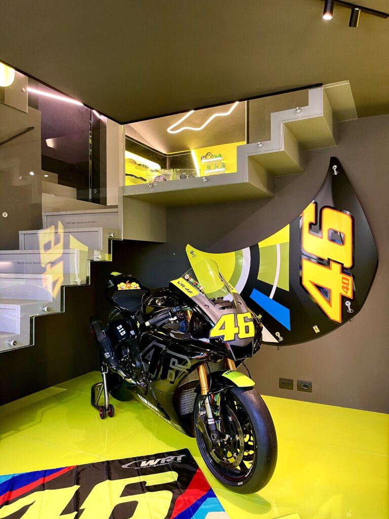 Motorfiets met het beroemde nummer 46 in de VR46 Store van Tavullia