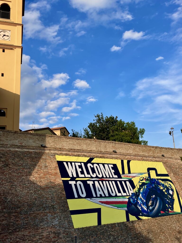 Welkomstbord van Tavullia met verwijzing naar Valentino Rossi