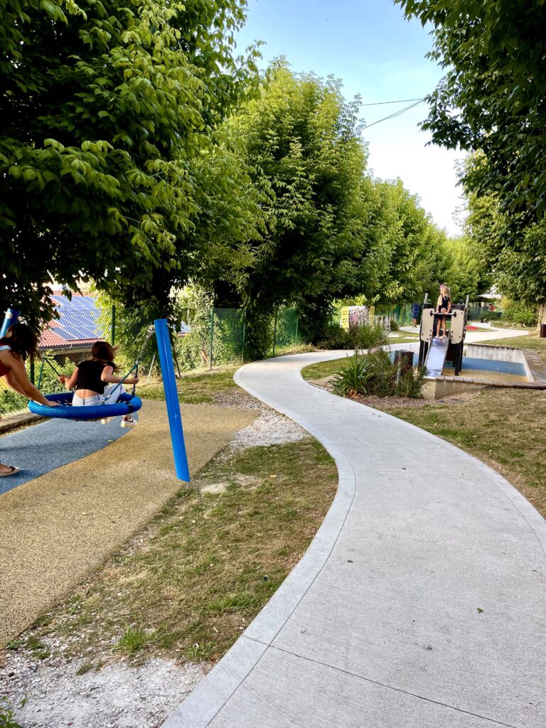 Speelpark met glijbanen en speeltoestellen bij Yellow Park in Tavullia