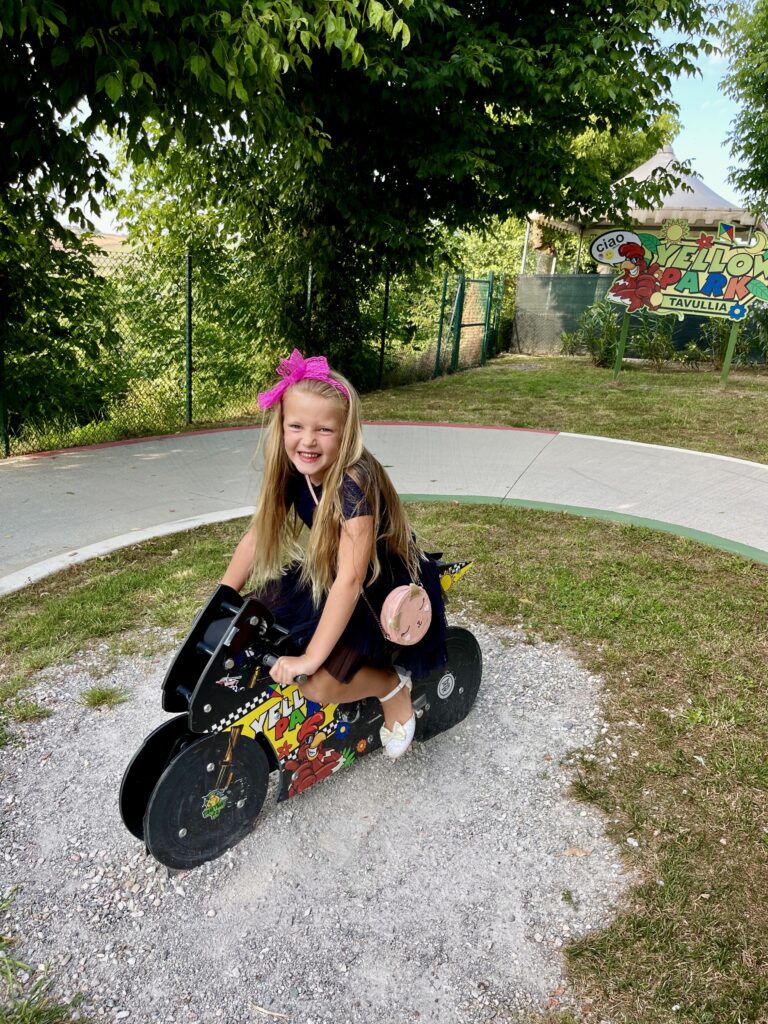 Kind op een kleine motorfiets bij Yellow Park in Tavullia