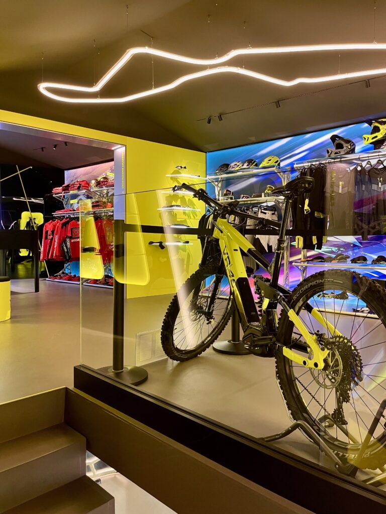 Tentoonstelling van racemotoren en fietsen in de VR46 Store