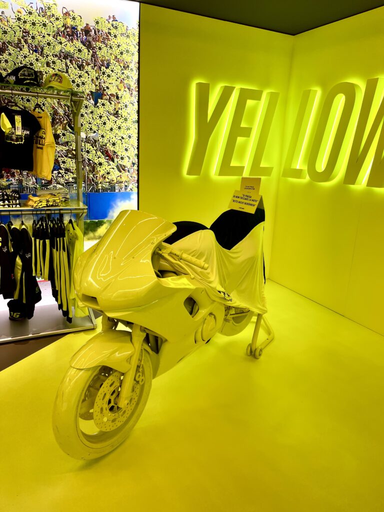 Gele motorfiets met nummer 46 in de VR46 Store in Tavullia