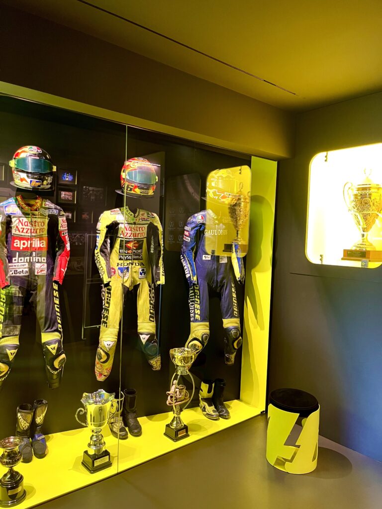 Racepakken en helmen van Valentino Rossi tentoongesteld in Tavullia