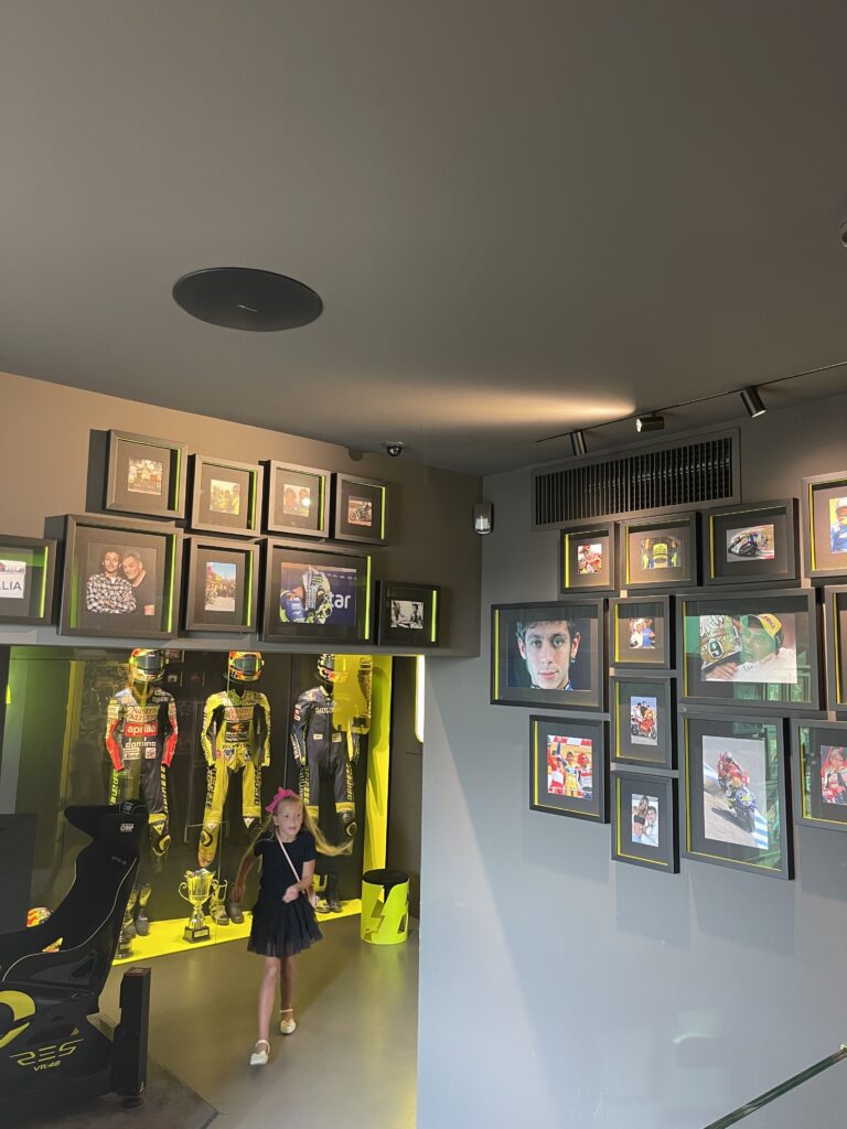 Foto's en memorabilia van Valentino Rossi in de VR46 Store in Tavullia