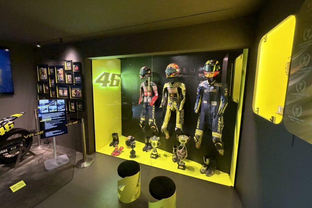 VR46 Store een foto van de verschillende racepakken van Rossi