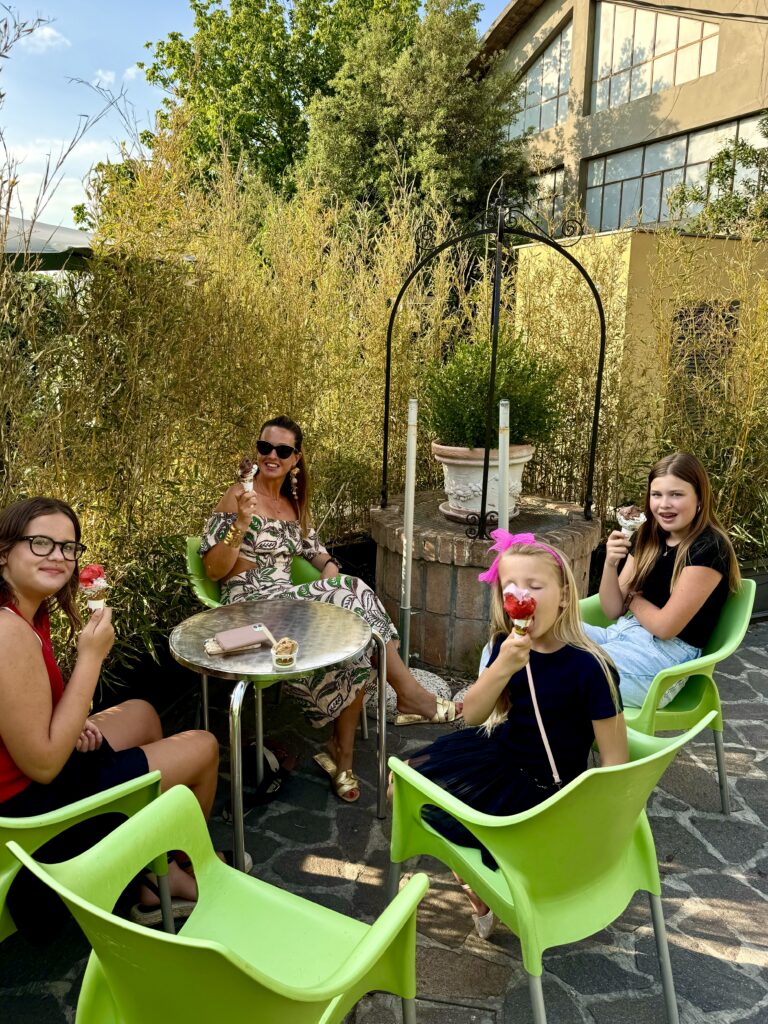 Gezin geniet van een drankje op een terras bij Yellow Park in Tavullia