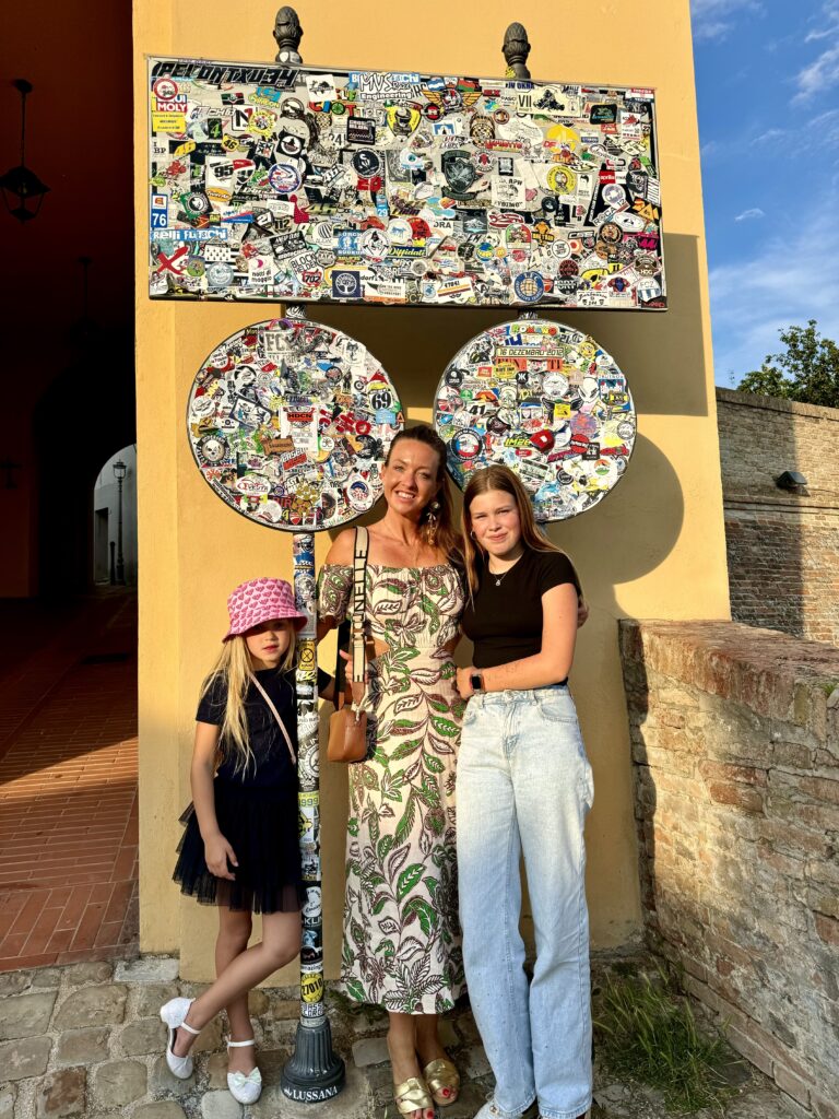 Kinderen poseren bij kleurrijke kunstwerken ter ere van Valentino Rossi in Tavullia