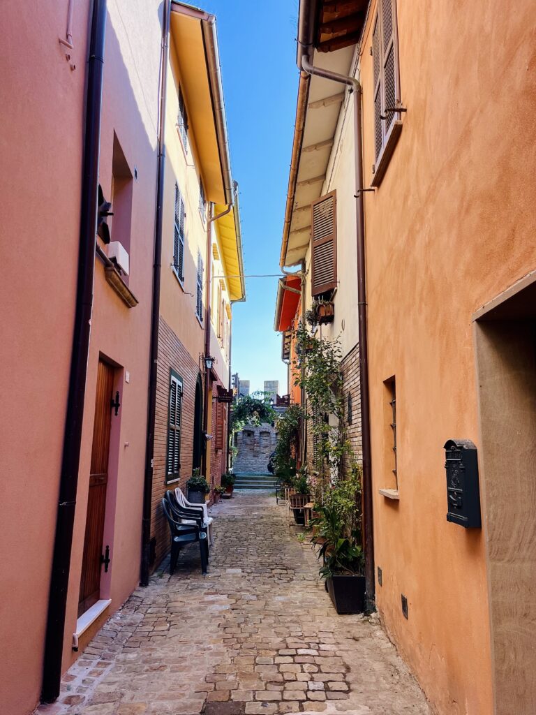 Smal straatje met kleurrijke gevels in het historische Gradara