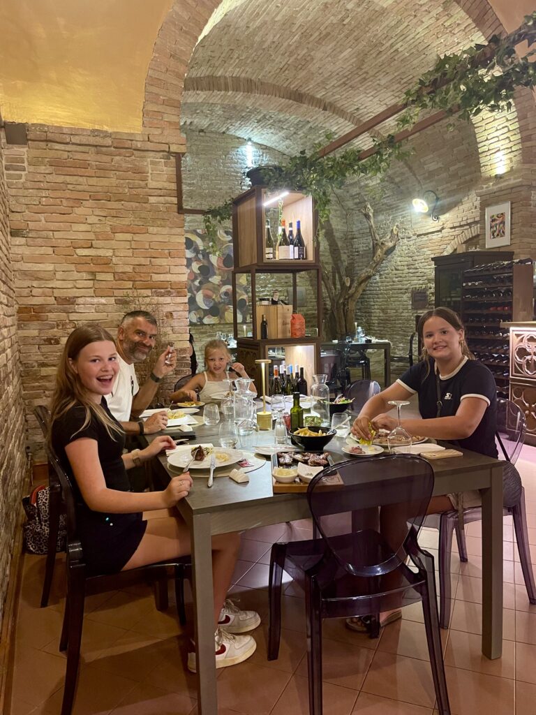 Gezellig samen dineren in een restaurant in Corinaldo