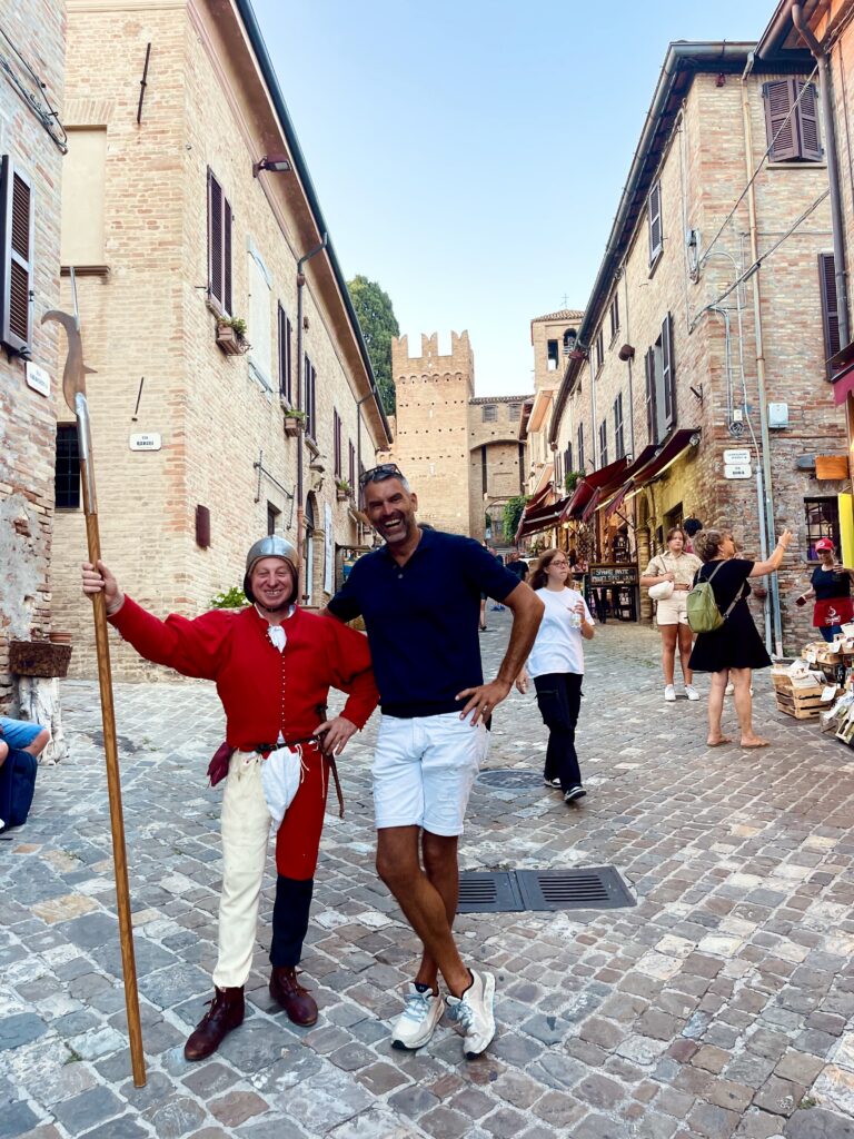 Gezin geniet van een wandeling door de straatjes van Gradara
