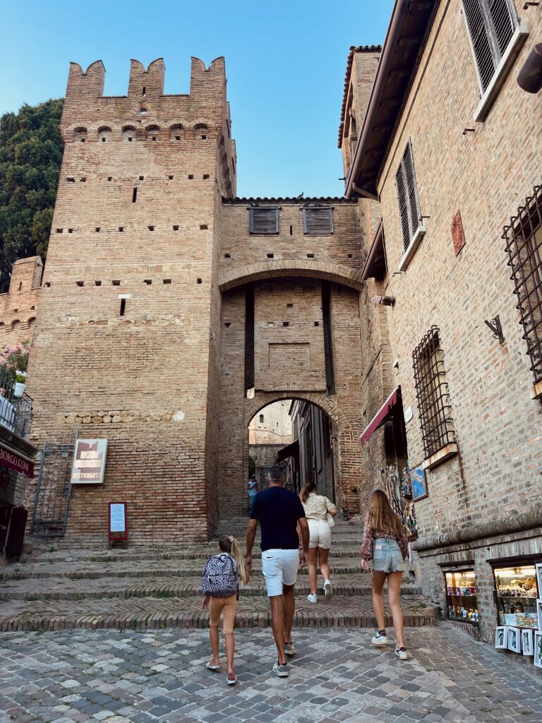 Historische toegangspoort van het kasteel van Gradara