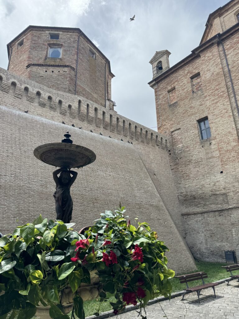 Historische stadsmuren en fontein in Corinaldo, Le Marche
