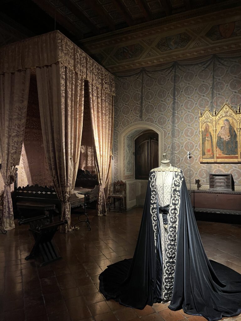 Historisch vertrek met hemelbed in het kasteel van Gradara