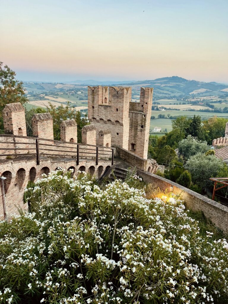 Uitzicht vanaf het kasteel van Gradara over de heuvels en stadsmuren