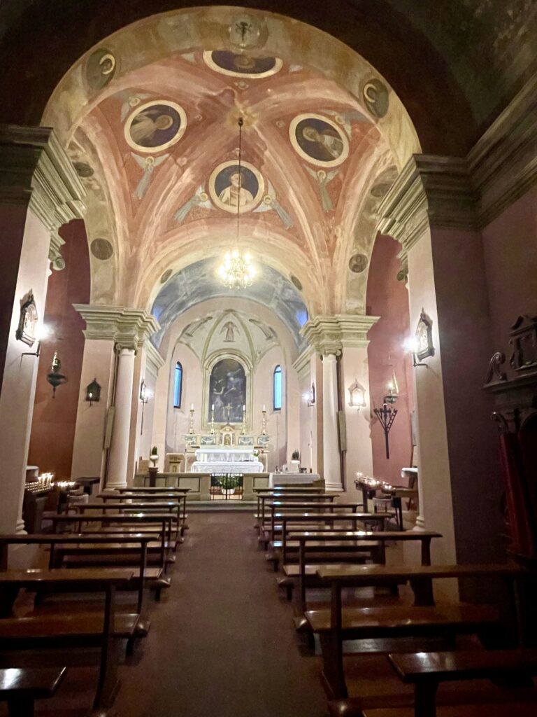 Versierde kapel met fresco's en altaar in Gradara