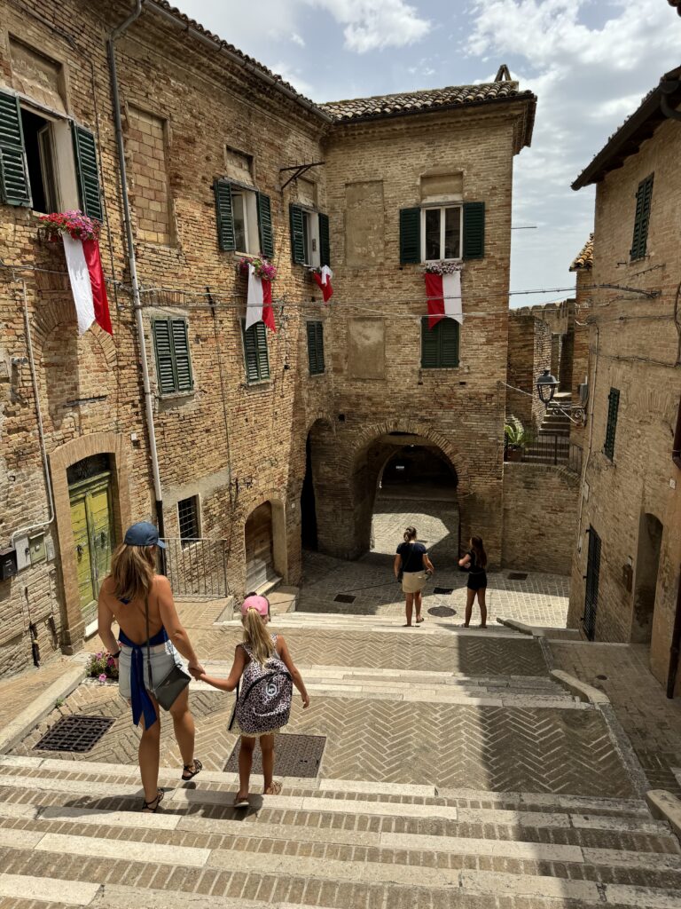 Historische stadspoort met Italiaanse vlaggen in Corinaldo