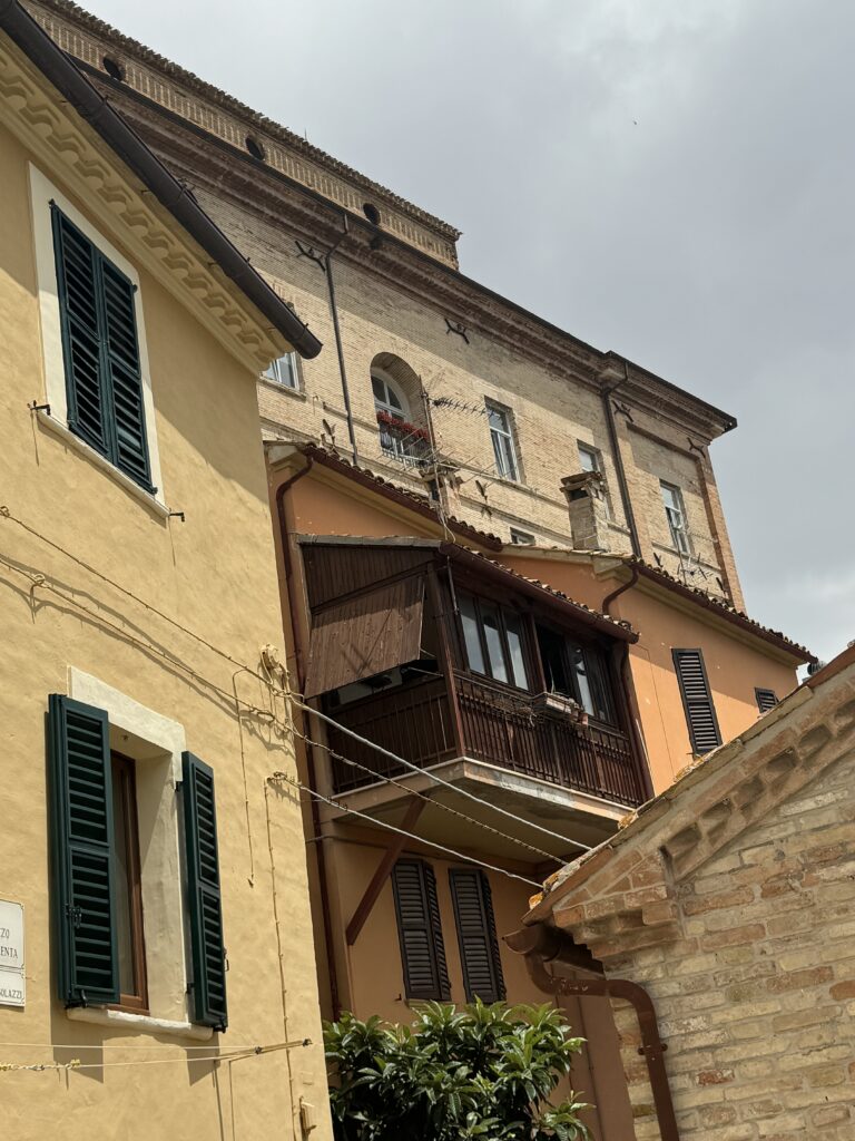 Italiaans gebouw met houten luiken in het centrum van Corinaldo