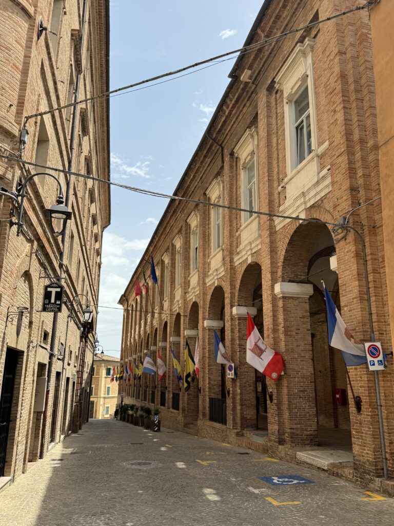 Historische gebouwen en Italiaanse vlaggen in Corinaldo