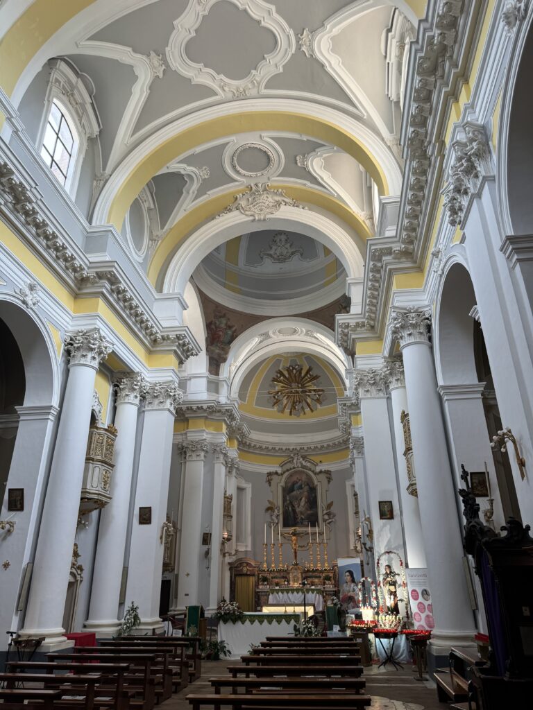 Sfeervol interieur van een historische kerk in Corinaldo