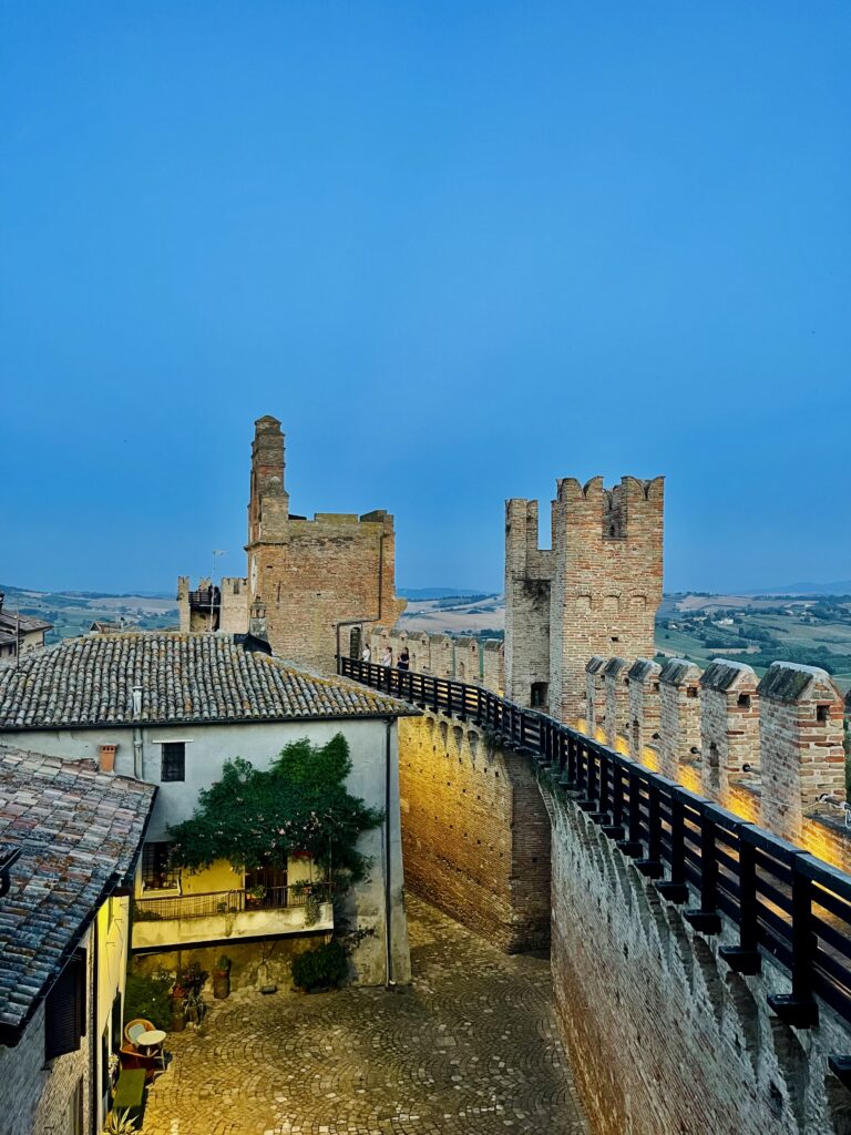 Verlichte stadsmuren en torens van Gradara tijdens de avond