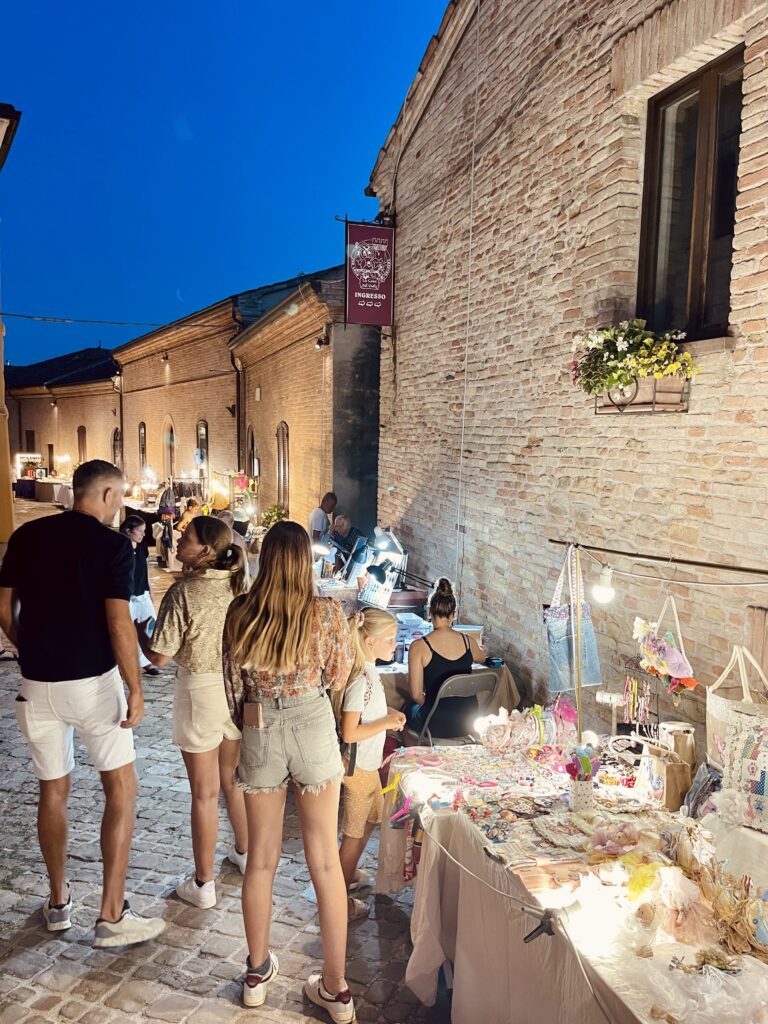Gezellige middeleeuwse avondmarkt in de straatjes van Gradara