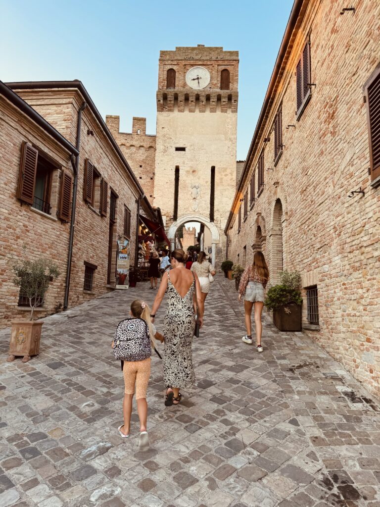 Wandeling door de sfeervolle straatjes binnen de stadsmuren van Gradara