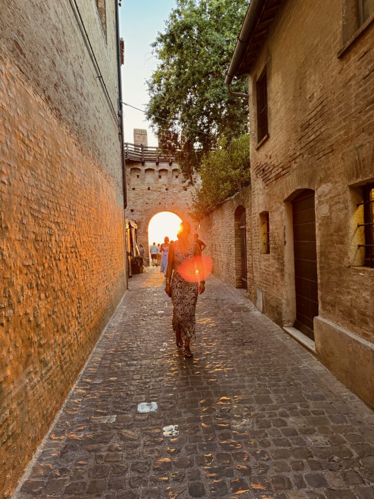 Smal middeleeuws straatje in Gradara bij warm avondlicht