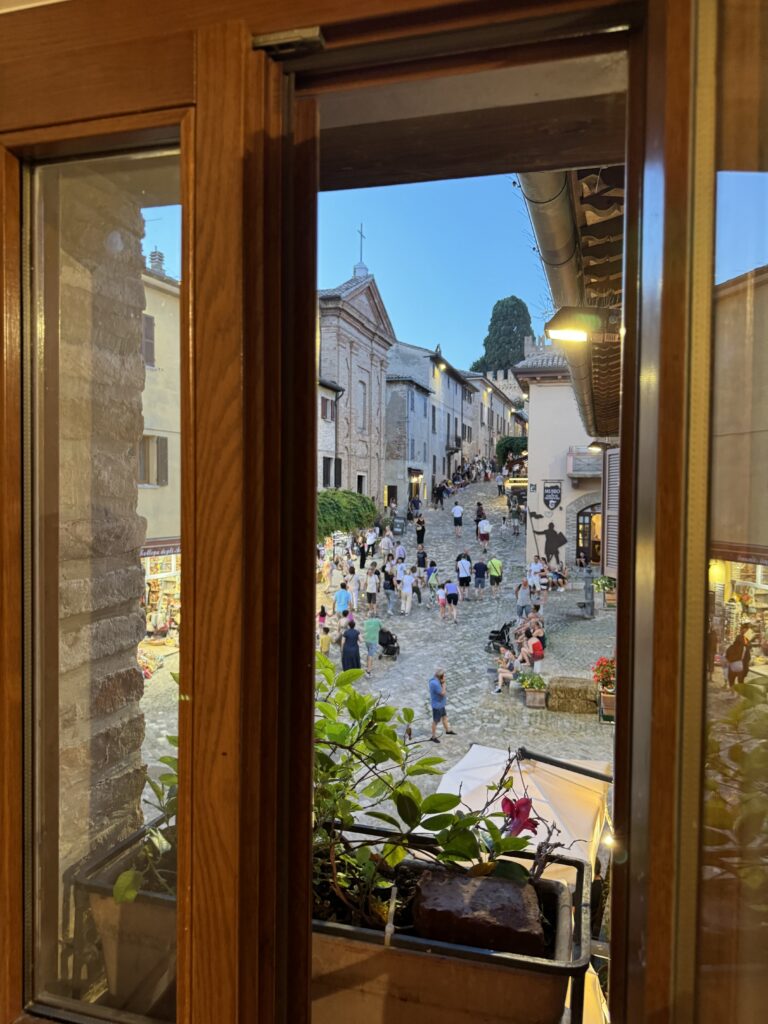 Uitzicht vanuit een historisch gebouw op de straatjes van Gradara