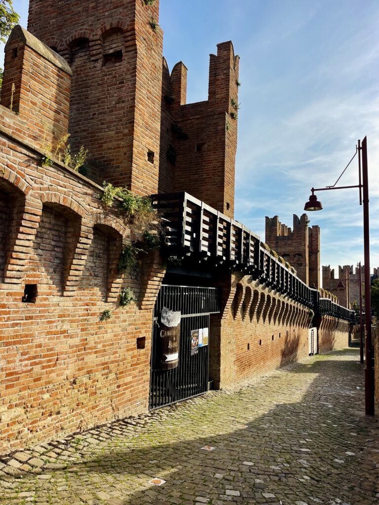 Historische stenen gebouwen en houten balkons in Gradara