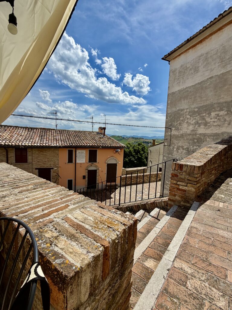 Uitzicht over de heuvels van Le Marche vanaf de stadsmuren van Corinaldo
