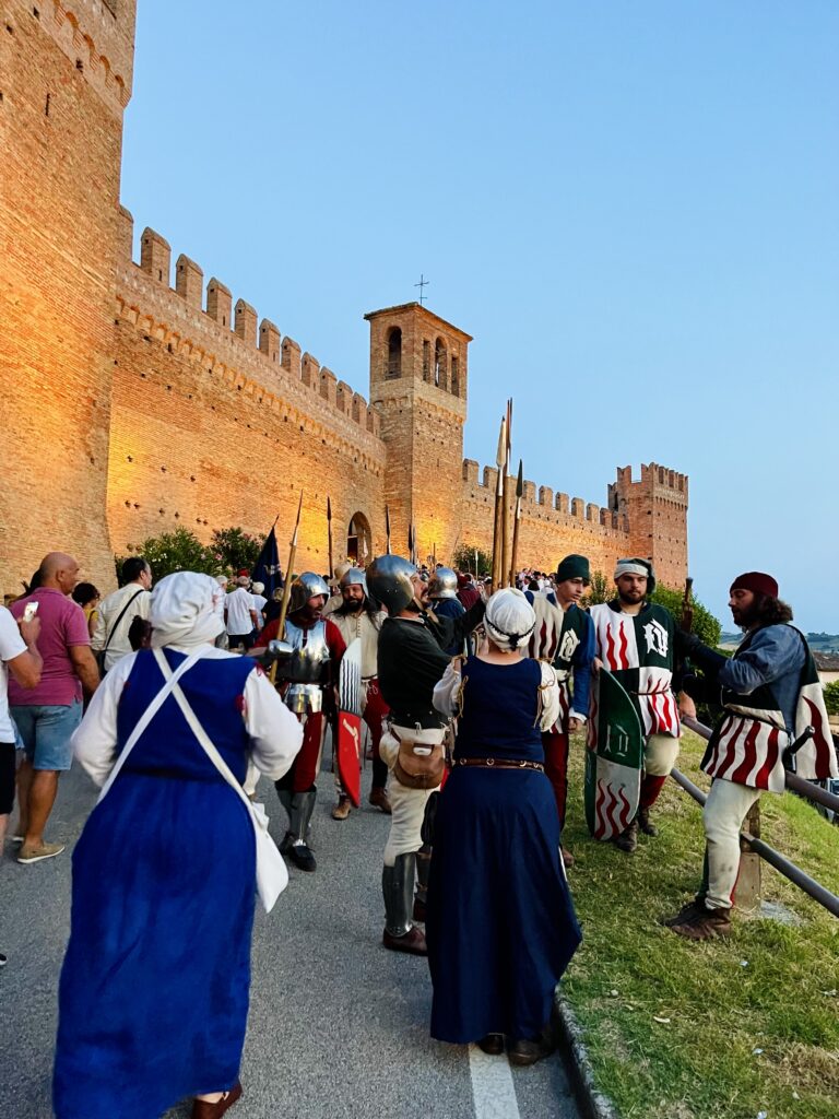 Middeleeuws evenement met historische kostuums in Gradara