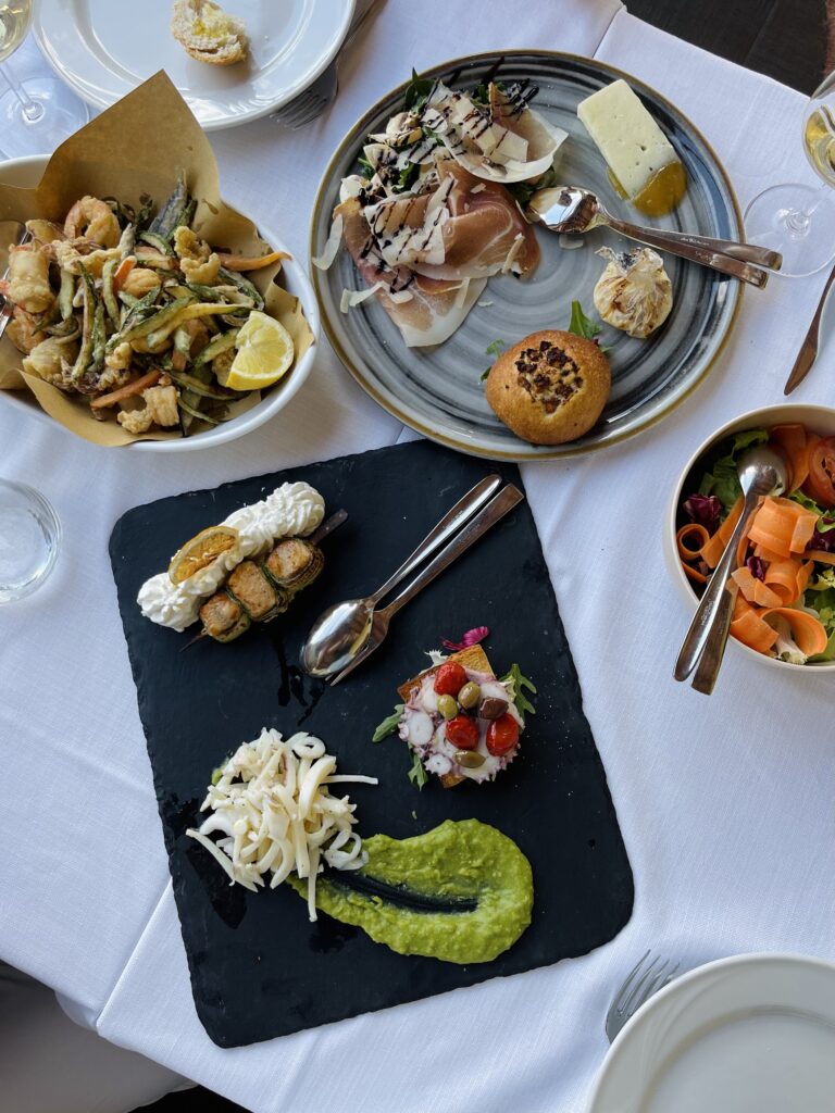 Italiaanse gerechten geserveerd tijdens een diner in de omgeving van Gradara
