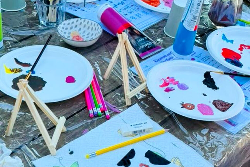 Schildermaterialen en kleine schilderdoeken tijdens de workshop