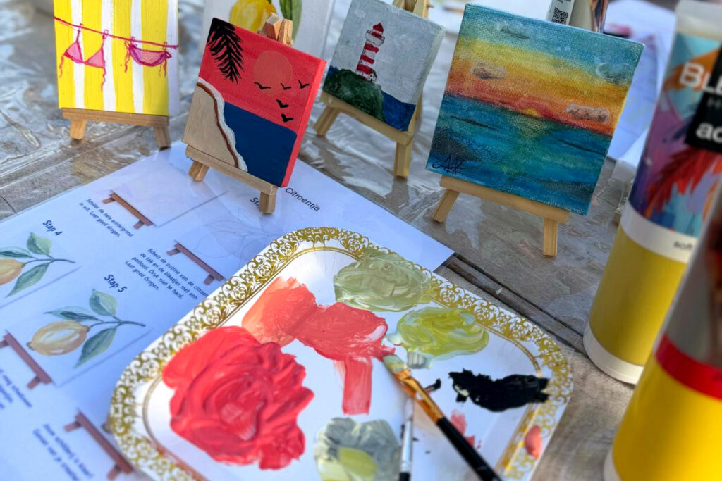 Kleurrijke schilderijen gemaakt tijdens de schilderworkshop